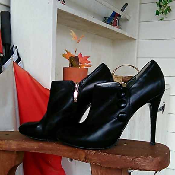 Guess by Marciano Shoes - Size  8 medium guess black booties